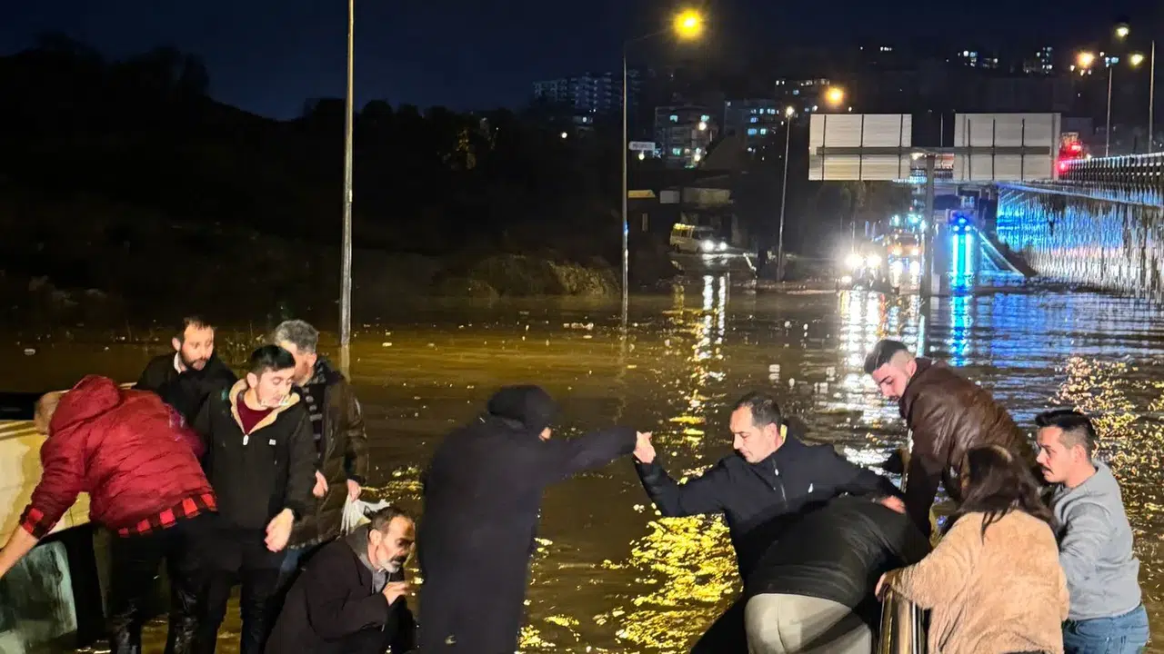 Aydın'da felaket anı! Sele kapılan minibüste can pazarı