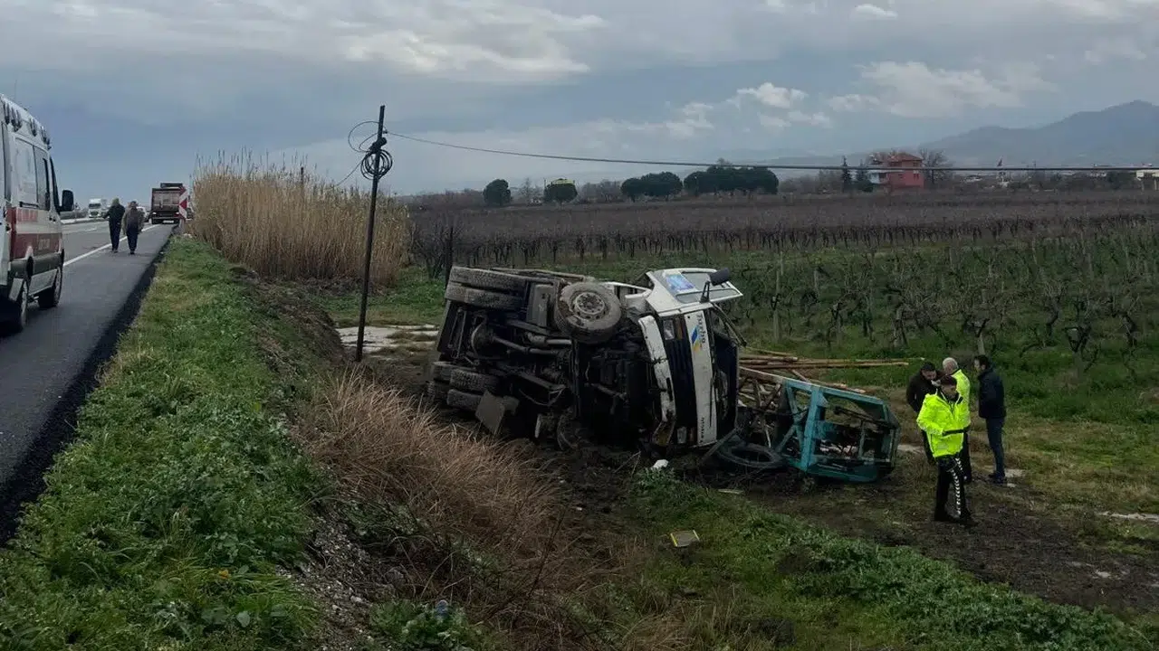 Manisa’da korkunç kaza: Çekiciden savrulan kamyon şarampole uçtu!