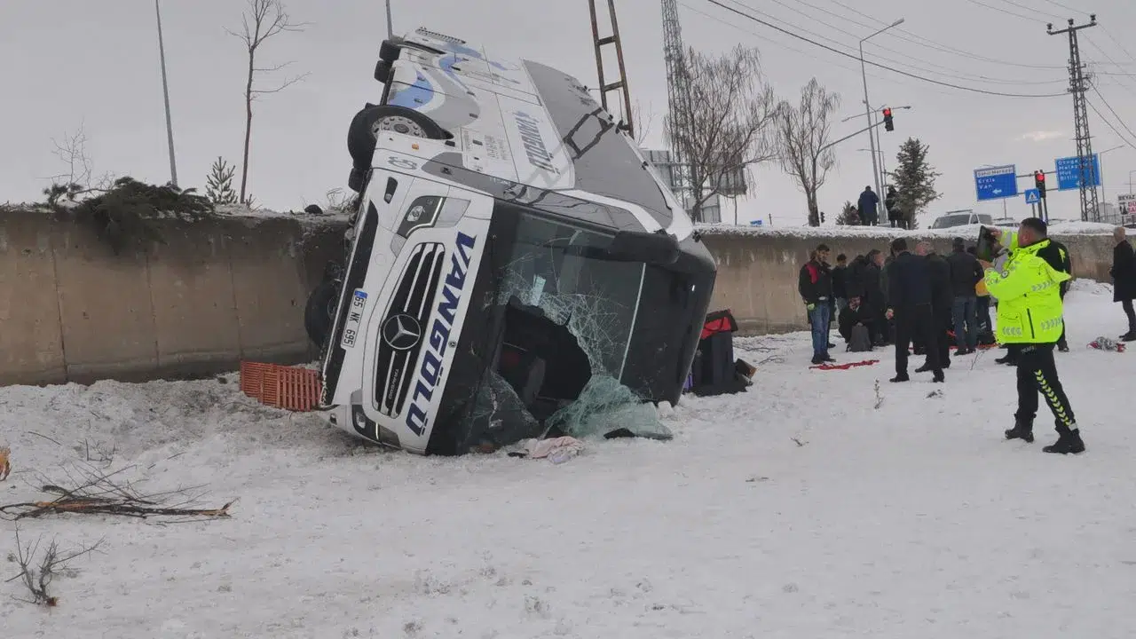 Patnos’ta Buzlanma Kazaya Yol Açtı! Yolcu Otobüsü Devrildi