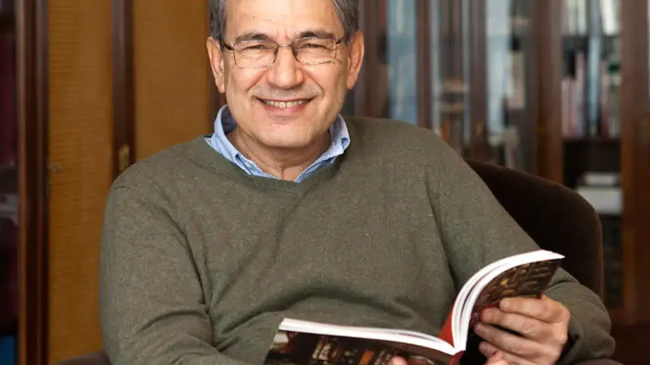 Orhan Pamuk şu an nerede yaşıyor?