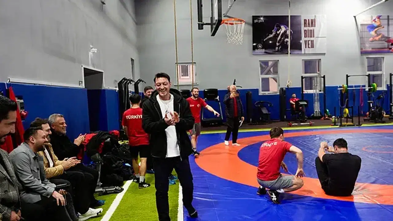 Mesut Özil’den Fenerbahçe Mesajı! 'Dualarım Onlarla'