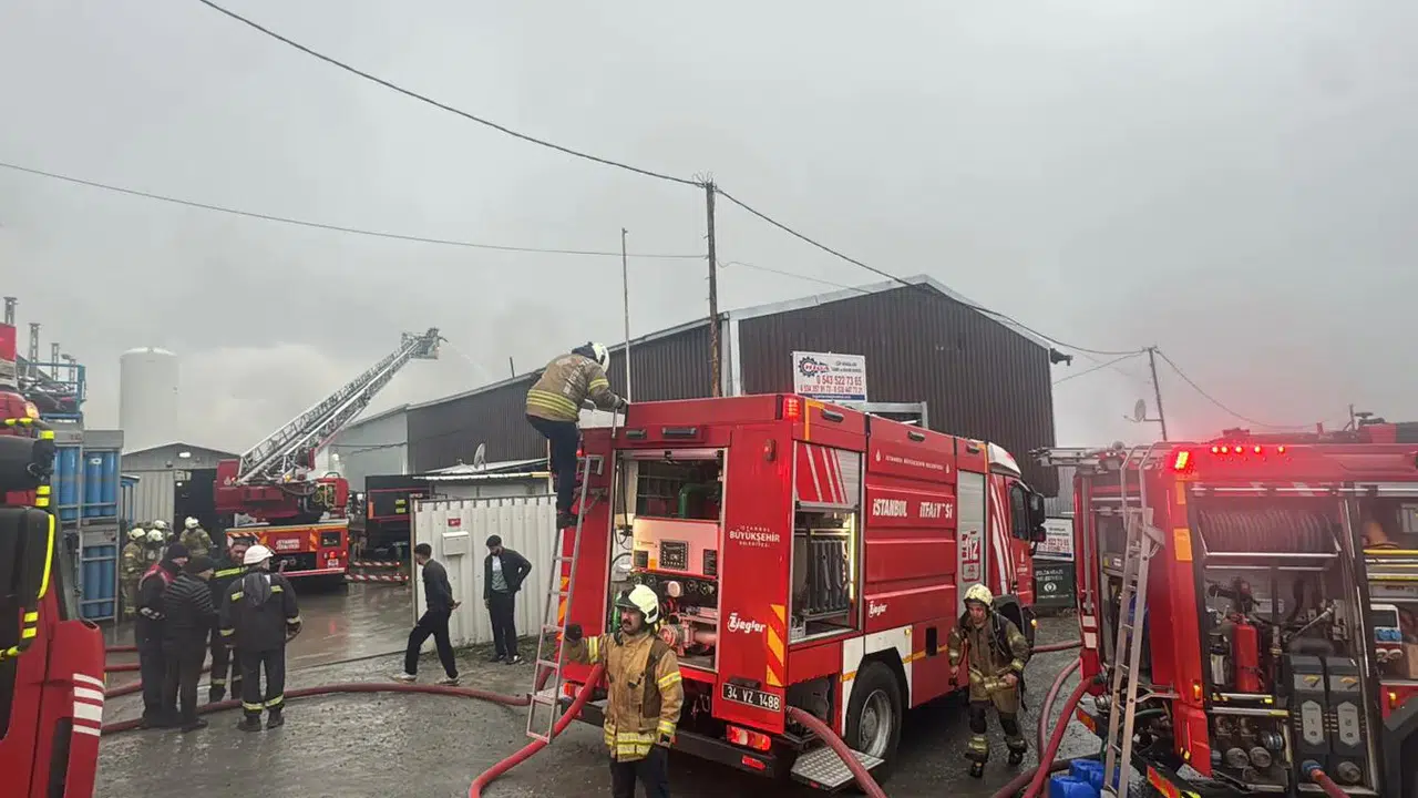 Eyüpsultan’da iş yerleri alevler içinde, itfaiye ekipleri müdahale ediyor