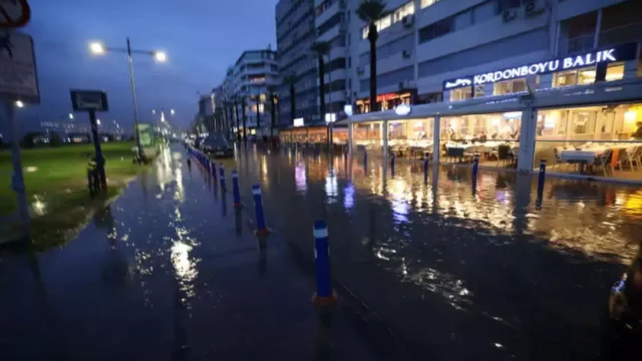 Batı’da Sağanak Felaketi! İzmir’de Deniz Taştı, Çanakkale’de Sarıçay Yükseldi