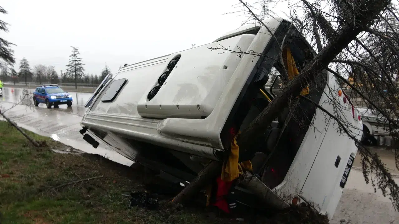 Isparta’da askeri minibüs devrildi! Mahkumlar ve jandarmalar hastanede