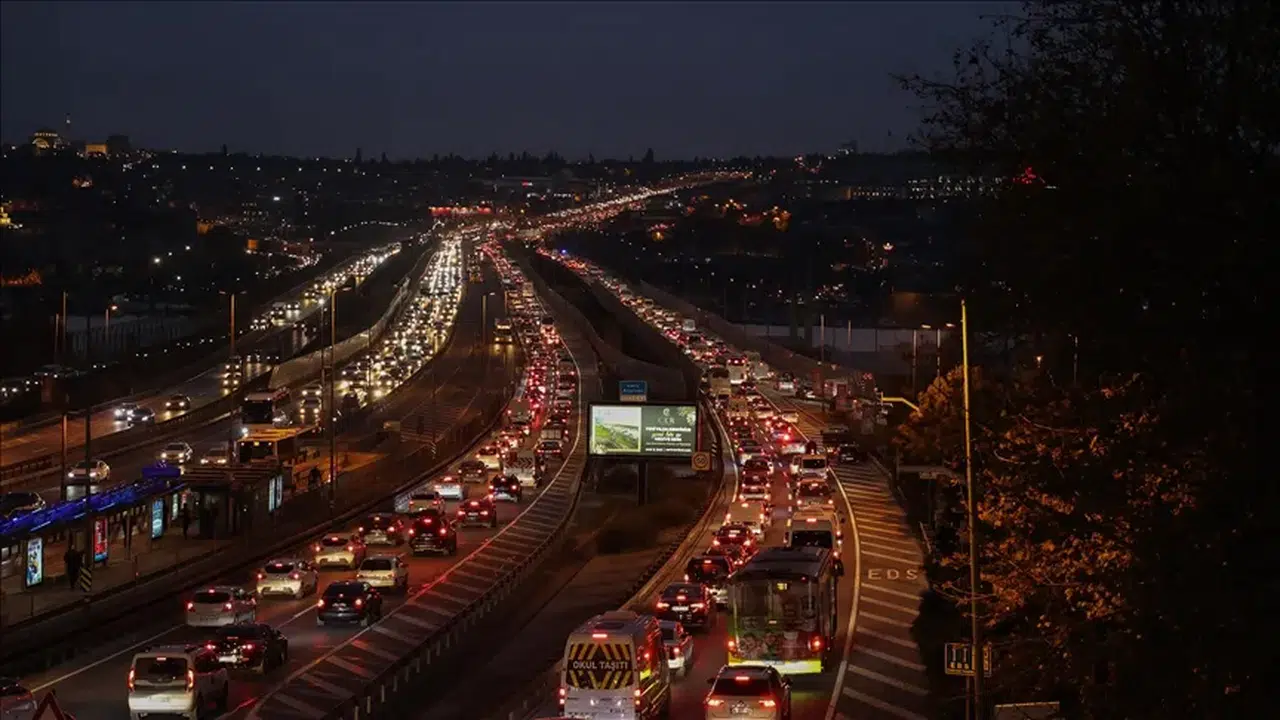 Haftanın ilk günü İstanbul trafiği kilitlendi!
