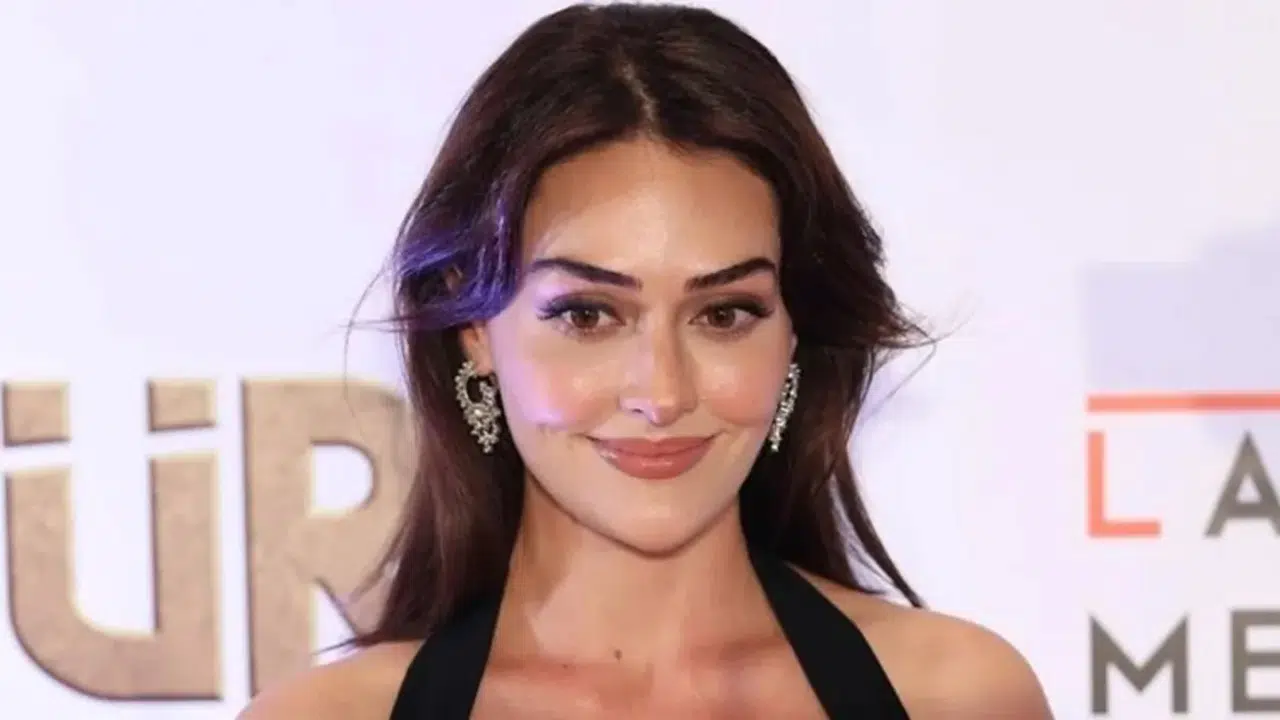 Esra Bilgiç’in 13 Yıl Öncesi Fotoğrafı Ortaya Çıktı, Sosyal Medya Şaşkın