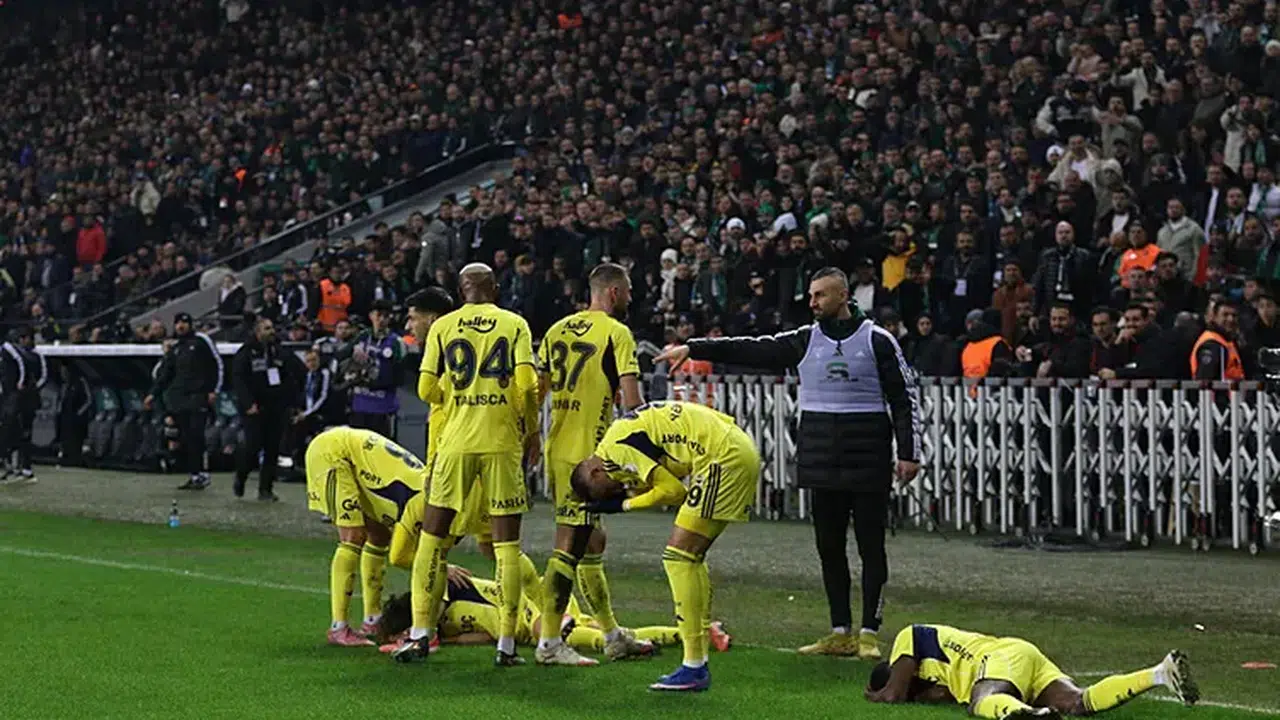 Kocaeli’de gergin anlar: Guendouzi’ye tribünden madde atıldı, olaylar karıştı