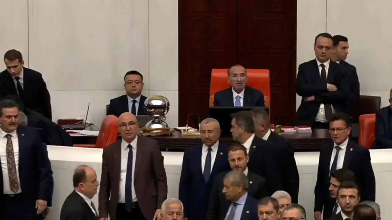 TBMM’de Akın Gürlek yemin töreninde kavga neden çıktı, yumruklu kavgada kim yaralandı?