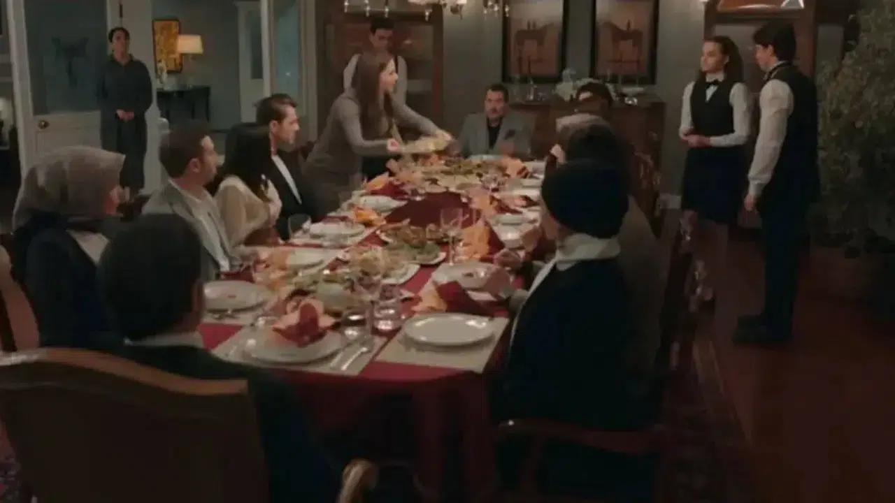 Aynı Yağmur Altında son bölümde yemek olayı nedir, sofrada ne vardı, domuz mu yediler?