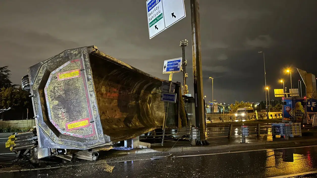 İstanbul'da kaygan yolda feci kaza! Hafriyat kamyonu devrildi