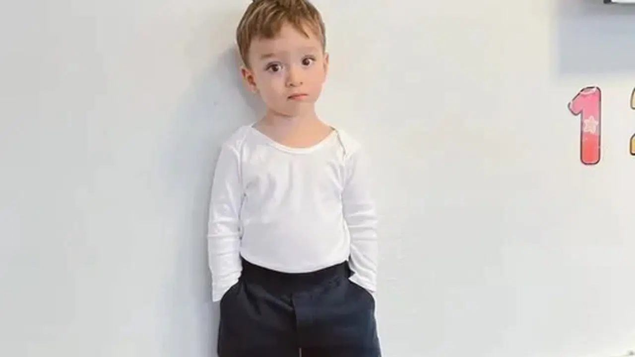 Yasemin Şefkatli’nin oğlu Emir sosyal medyada gündem oldu! Sürekli eli cebinde