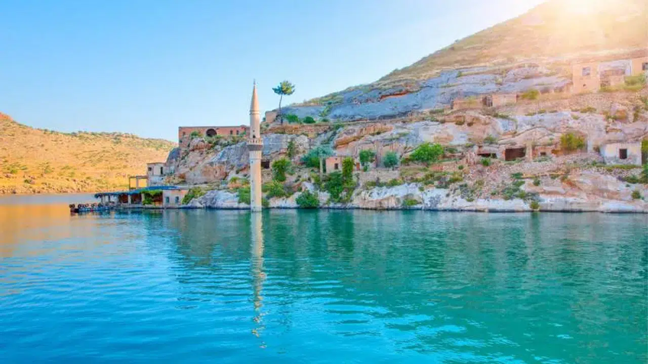 Saklı Cennet Halfeti nerede, nasıl gidilir? Batık şehir, siyah gül, gezilecek yerler?