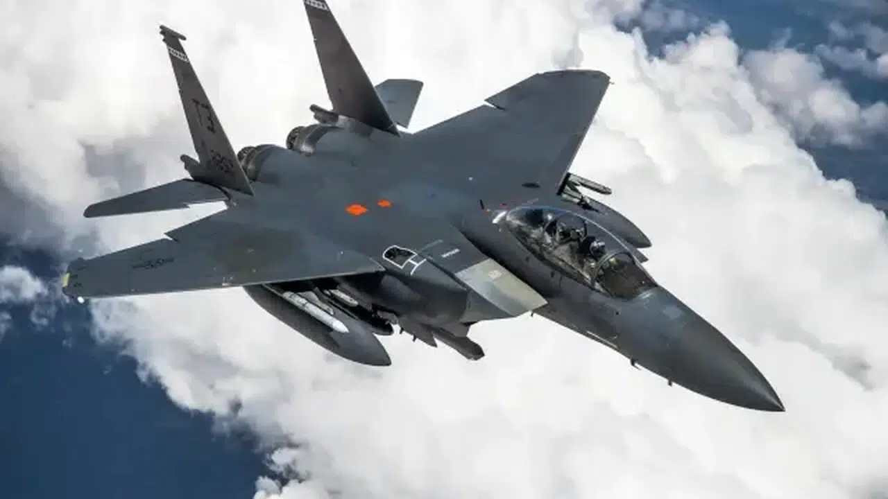 “Yenilmez” Denilen F-15 İran’da Düştü! Pilotlar Son Anda Atladı
