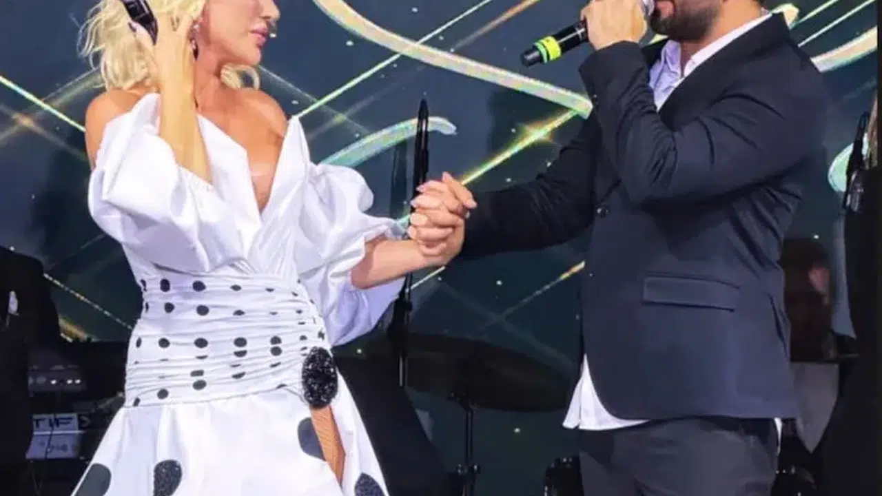 Seda Sayan Sahnesinde Büyük Karışıklık! Evlilik Tarihini Unutunca Kahkahalar Yükseldi