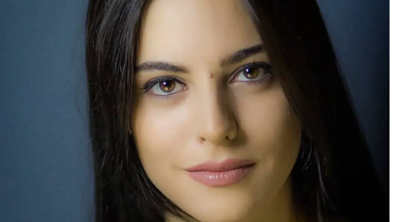 NAZ ÖZGÜLÜŞ OYNADIĞI DİZİLER! Veliaht dizisinin Firuze’si Naz Özgülüş kimdir, kaç yaşında, aslen nereli?