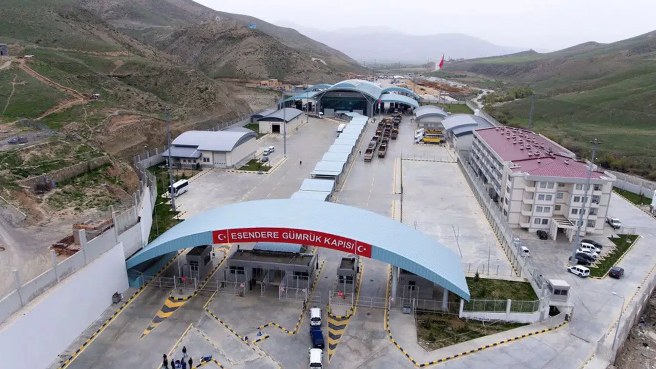 Ticaret Sürüyor, Günübirlik Geçişler Durduruldu