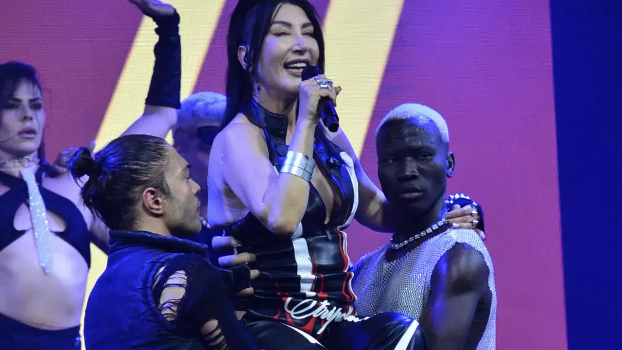Hande Yener’den bayram sahnesinde dikkat çeken mesaj