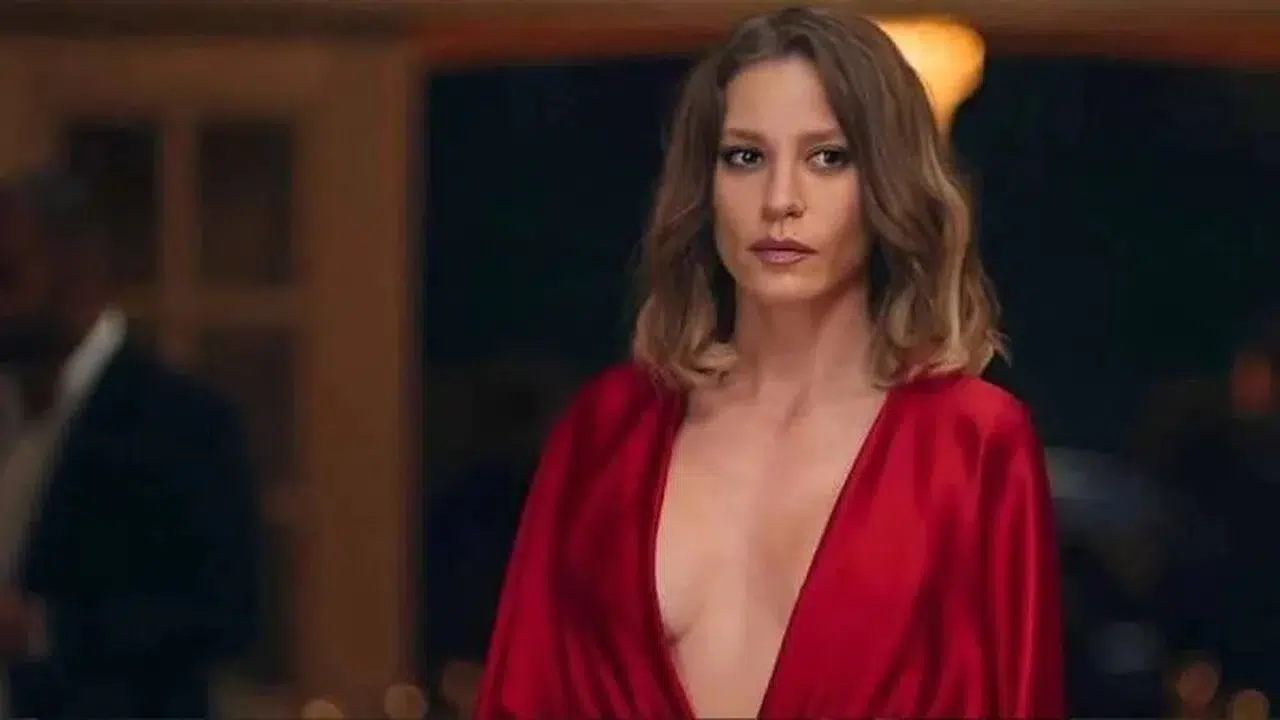 Serenay Sarıkaya’nın Paris Pozunda Gözden Kaçmayan Detay