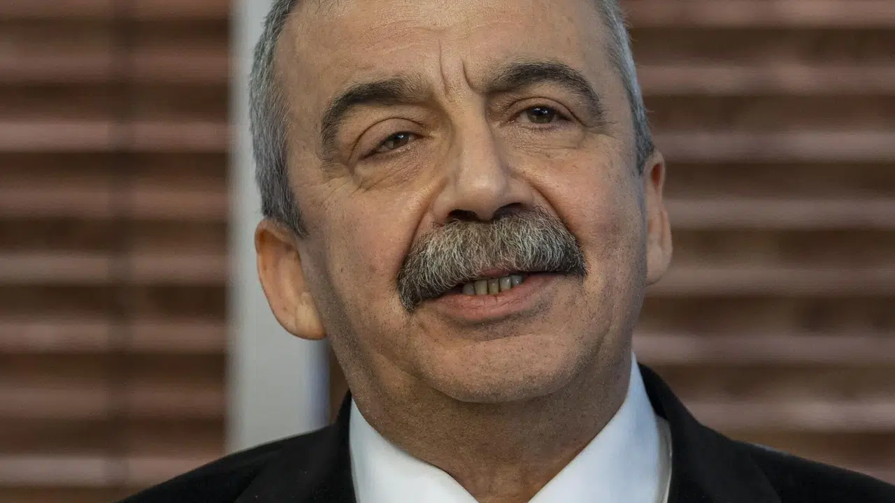 Sırrı Süreyya Önder Hangi Yapımlarda Yer Aldı? Oynadığı Filmler ve Yönetmenlik Geçmişi