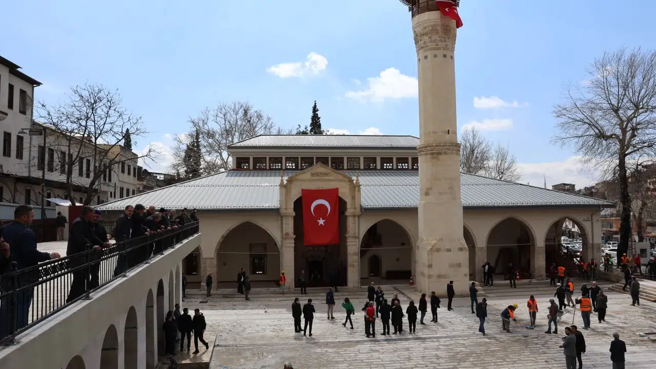 Asırlık emanet yeniden ayağa kalktı: Kahramanmaraş Ulu Cami Kadir Gecesi’nde ibadete açıldı