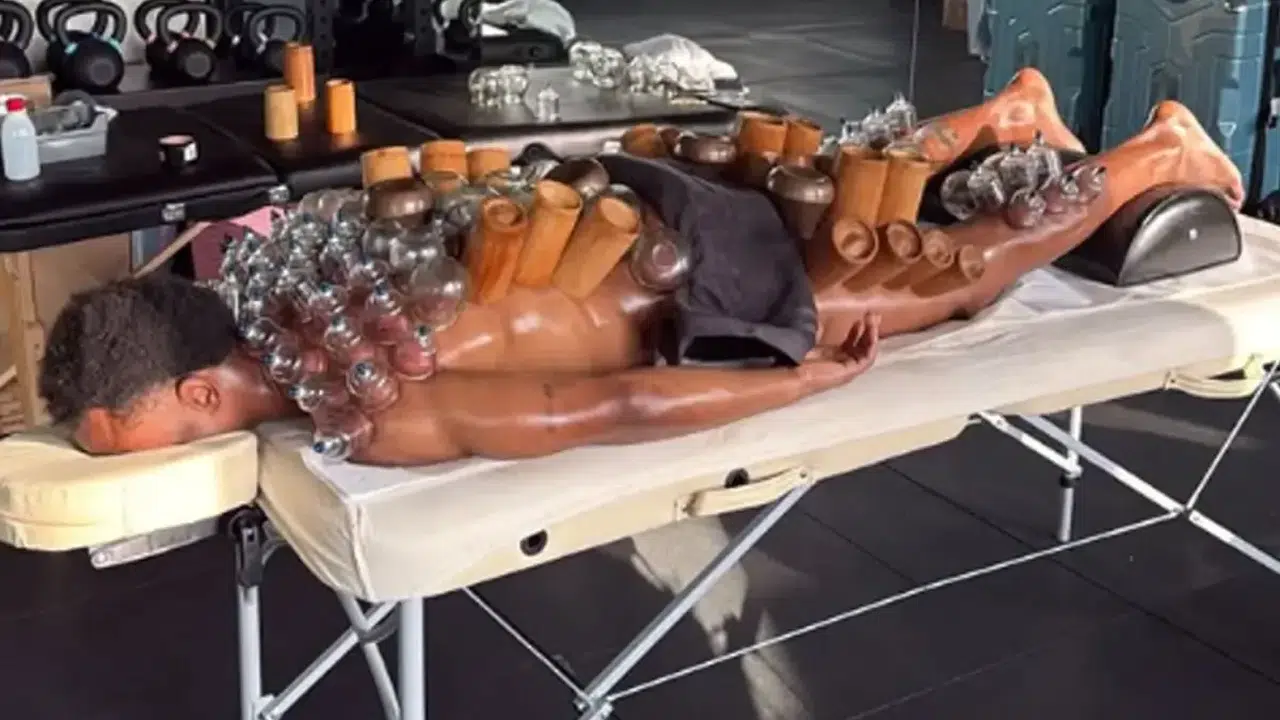 Lois Openda’nın Sırtındaki Kupalar Dikkat Çekti! Hacamat Görüntüleri Paylaşıldı