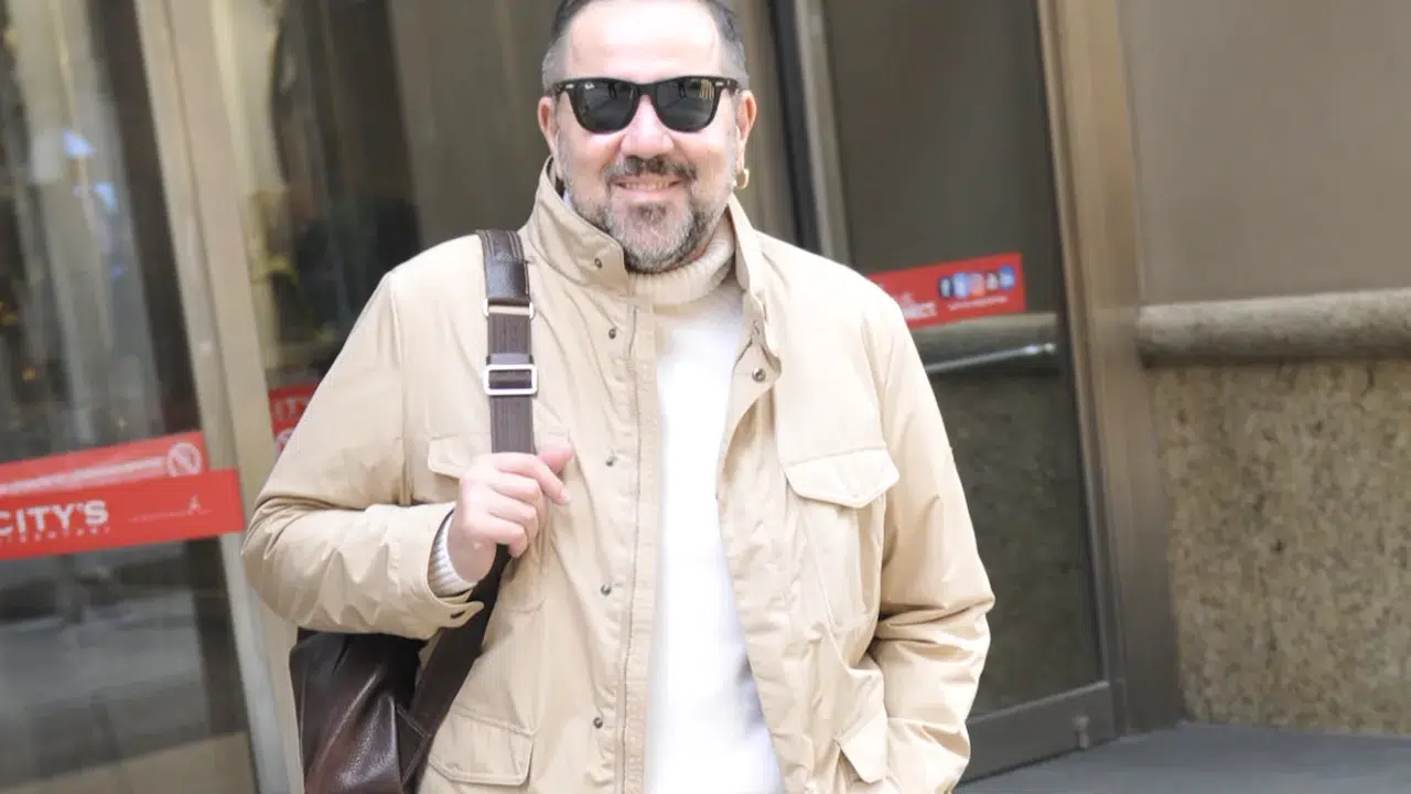 Ata Demirer sahne kostümlerini çocukların eğitimi için bağışlıyor