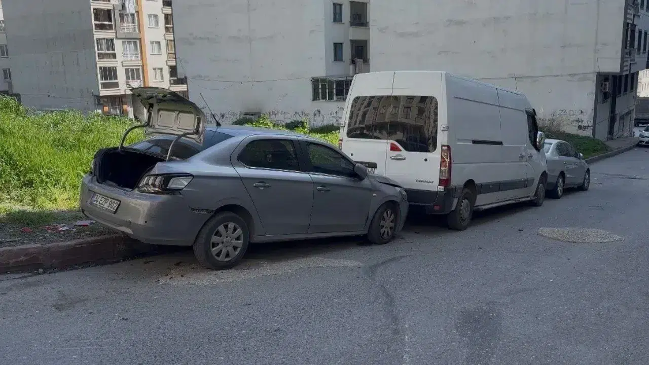 Esenyurt’ta Servis Dehşeti: Freni Boşalan Minibüs 5 Araca Çarptı!