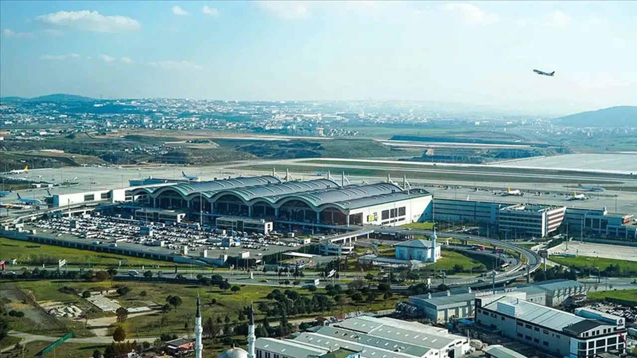 Sabiha Gökçen’de bugün hangi uçuşlar iptal, 30 Mart iç ve dış hatlar kaç saat rötar yapacak?
