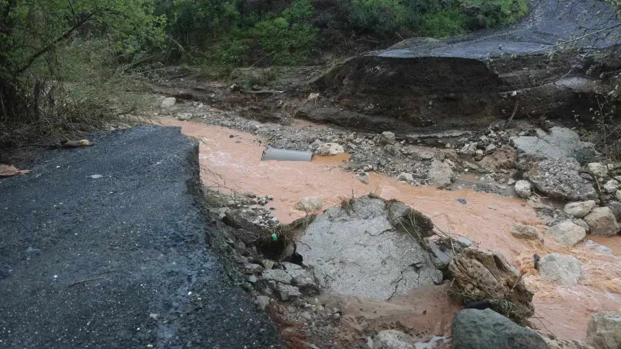 Hatay'da Sağanak Sonrası Büyük Hasar: Köprü Çöktü, Yol Kullanılamaz Hale Geldi!