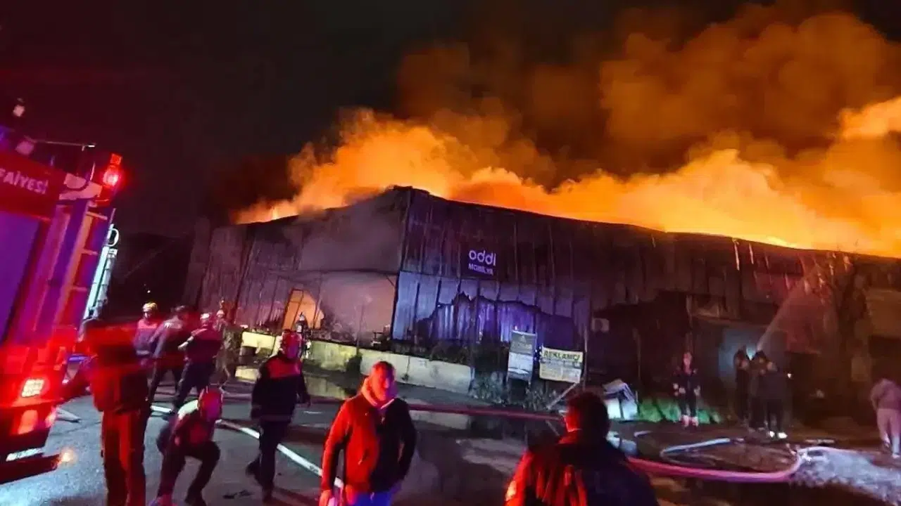 İzmir'de Korku Dolu Gece! Buca'da Alevler Peş Peşe İş Yerlerini Sardı