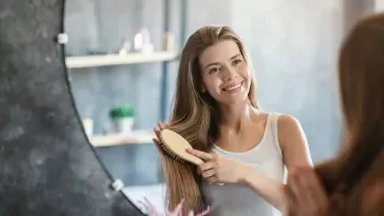 RÜYADA SAÇINI TARAMAK NE ANLAMA GELİR! Rüyada Saçı Ters veya Arkaya Taramak Ne Demek?