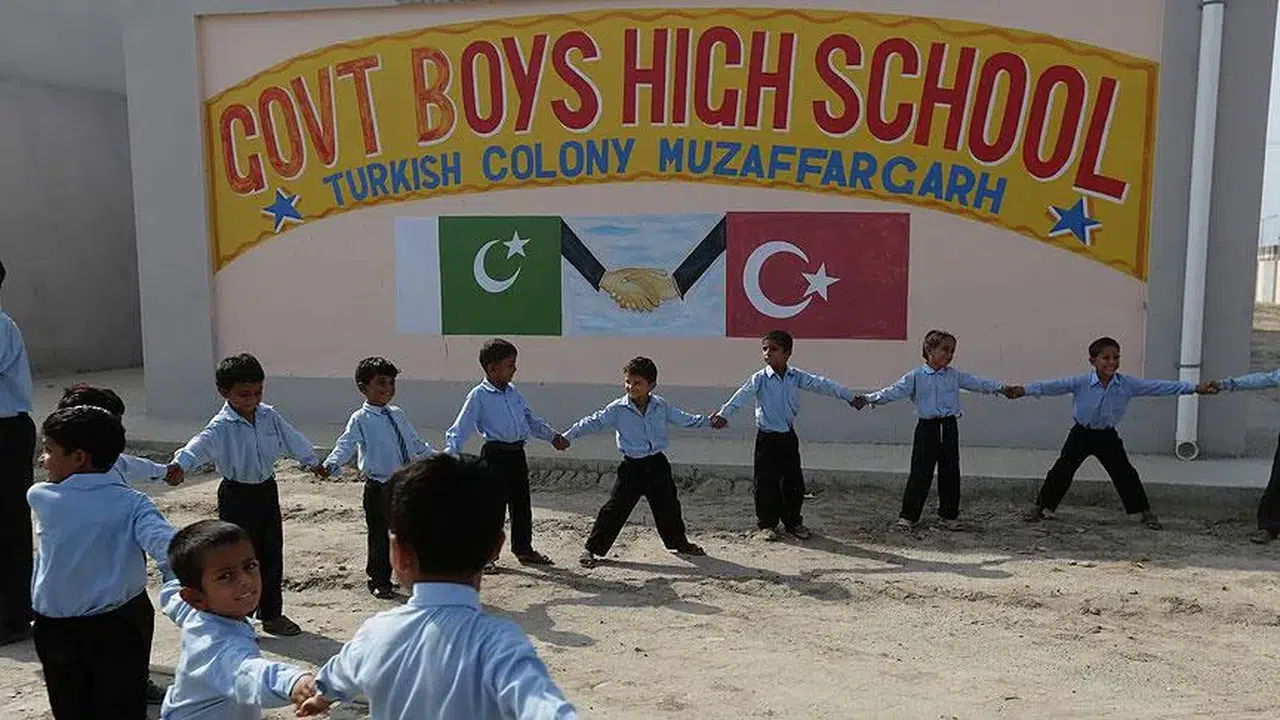 PAKİSTAN'DA NEDEN OKULLAR TATİL EDİLDİ! Herkes evden mi çalışıyor, petrol krizi mi var?