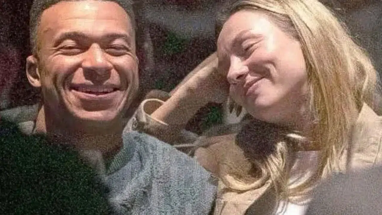Mbappé ve Ester Expósito Paris’te Yakalandı! Samimi Görüntüler Aşk İddialarını Alevlendirdi