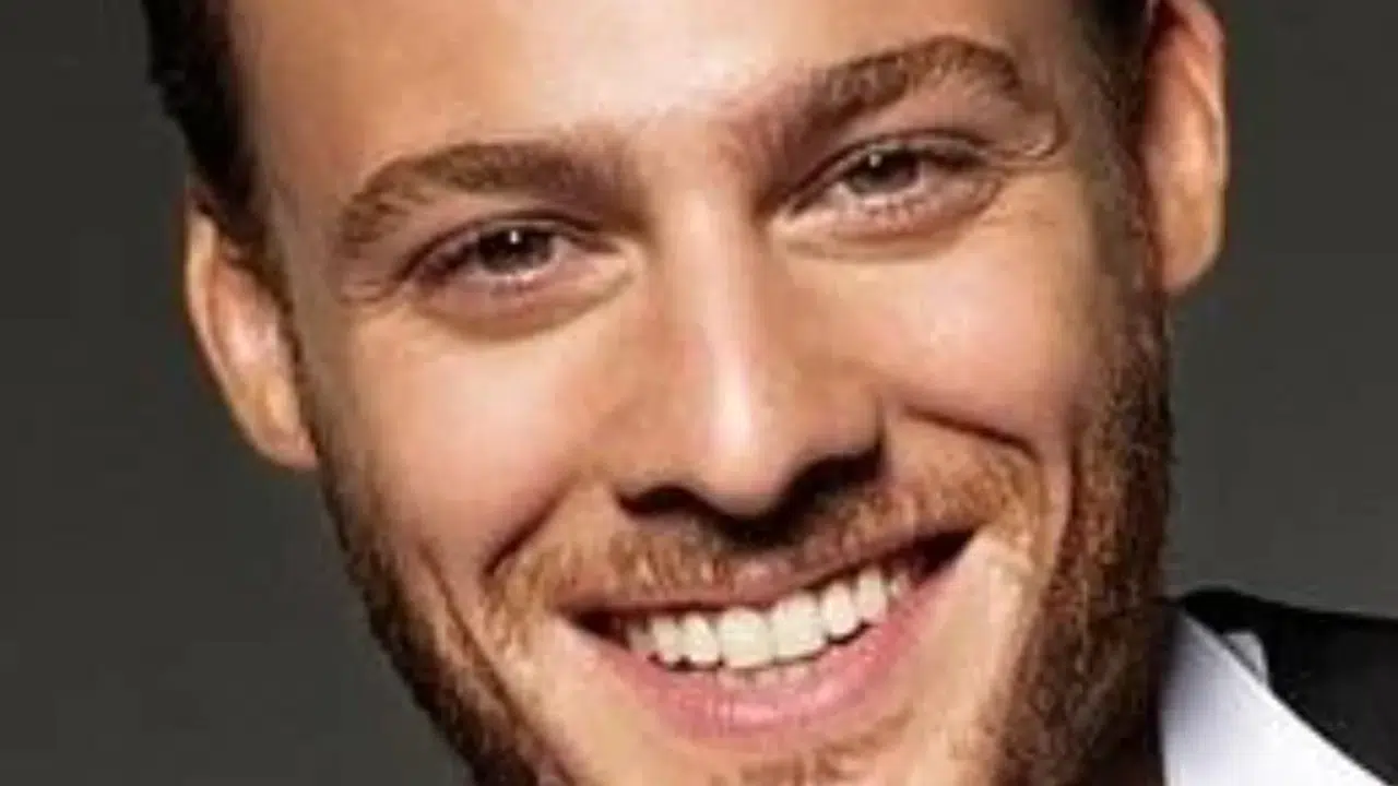 KEREM BÜRSİN HAFSANUR SANCAKTUTAN'LA MI! Kerem Bürsin’in Sevgilisi Selin Yağcıoğlu Kim?