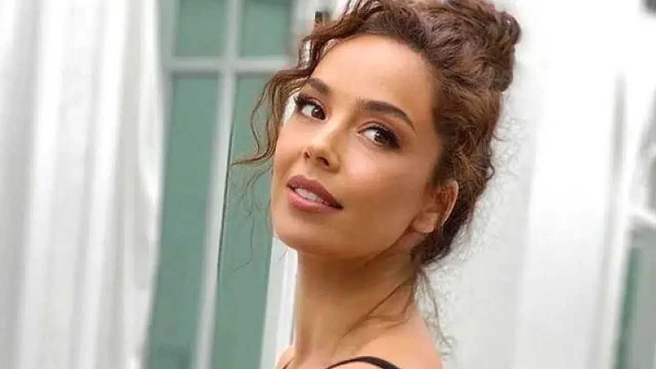 AZRA AKIN KAÇ YAŞINDA? Nereli, evli mi, eşi kim, kaç çocuğu var, hangi dizilerde oynadı, kariyeri nasıl başladı?