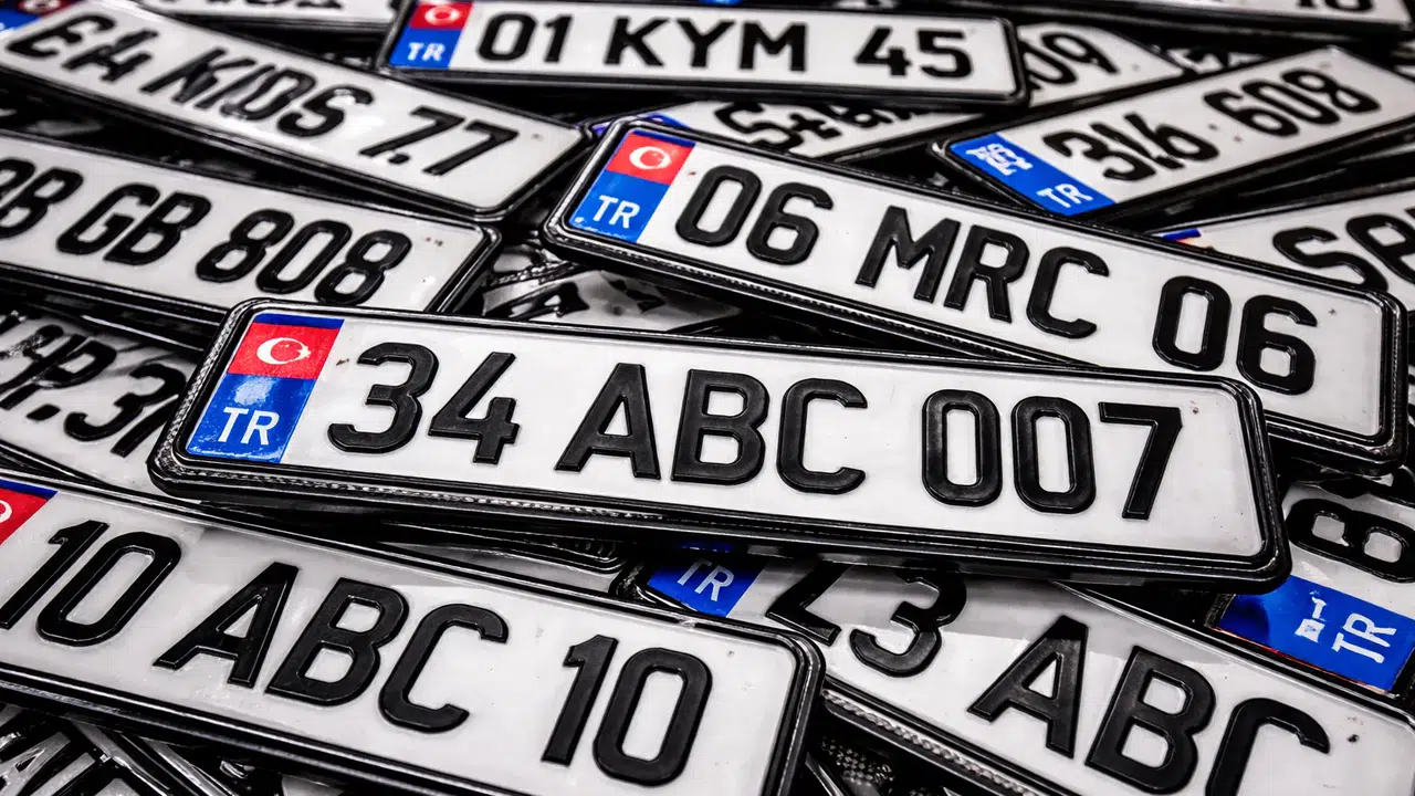 APP PLAKA CEZASI KAÇ TL? Hangi plakalar kaçak sayılıyor, mühürlü plakalar güvenli mi?