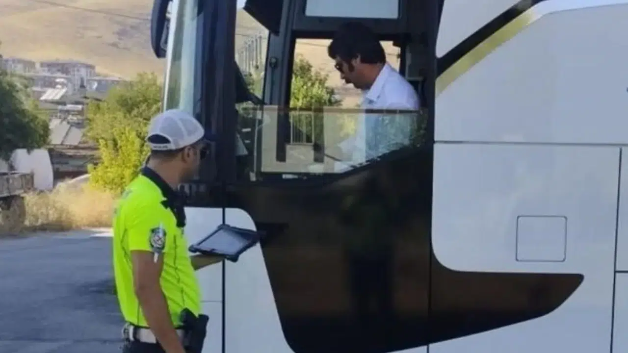 TİCARİ ARAÇ KULLANMA YAŞI (2026)! Kaç yaşına kadar çalışılabilecek, kimler yararlanacak, hangi belgeler gerekli, ne zamana kadar geçerli?