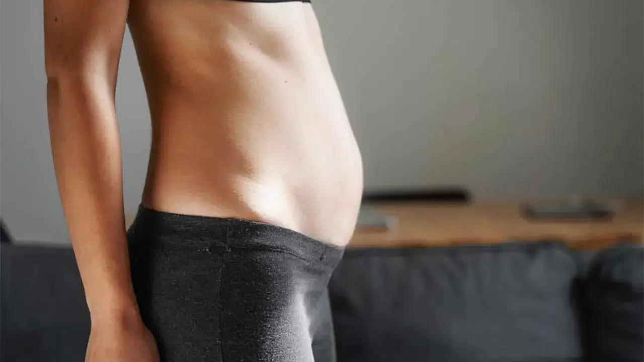 ABDOMİNAL DİSTANSİYON NEDİR? Neden Olur, Belirtileri Nelerdir ve Nasıl Yönetilir?