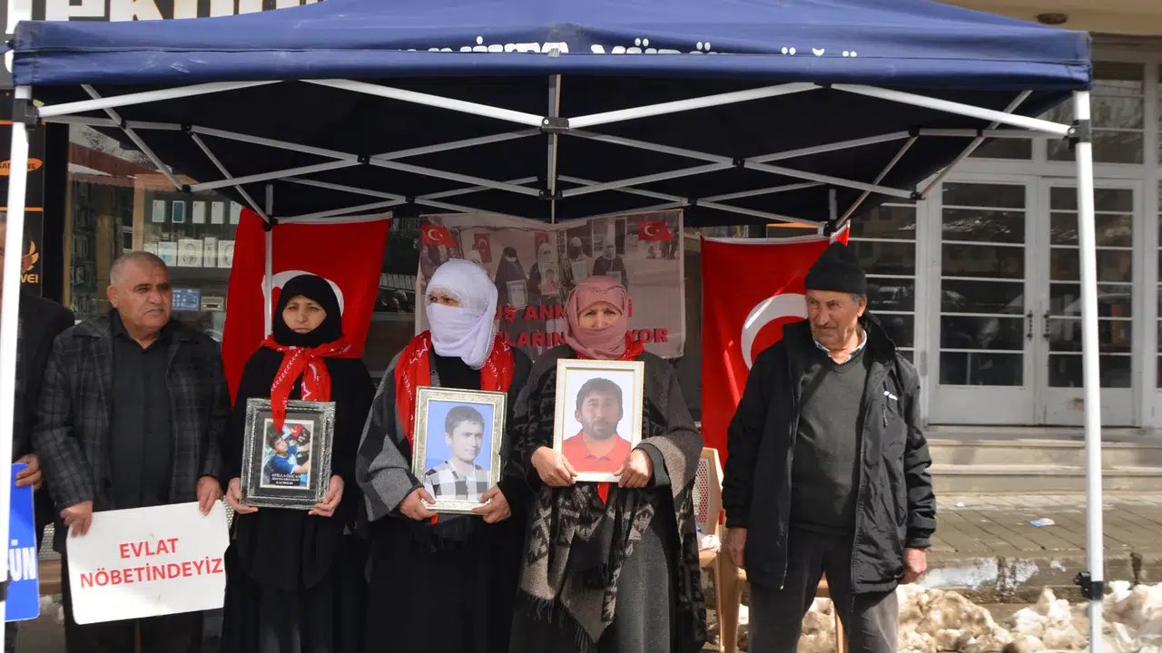 Muş'ta evlatlarına kavuşmak isteyen aileler DEM Parti önündeki eylemlerine devam ediyor