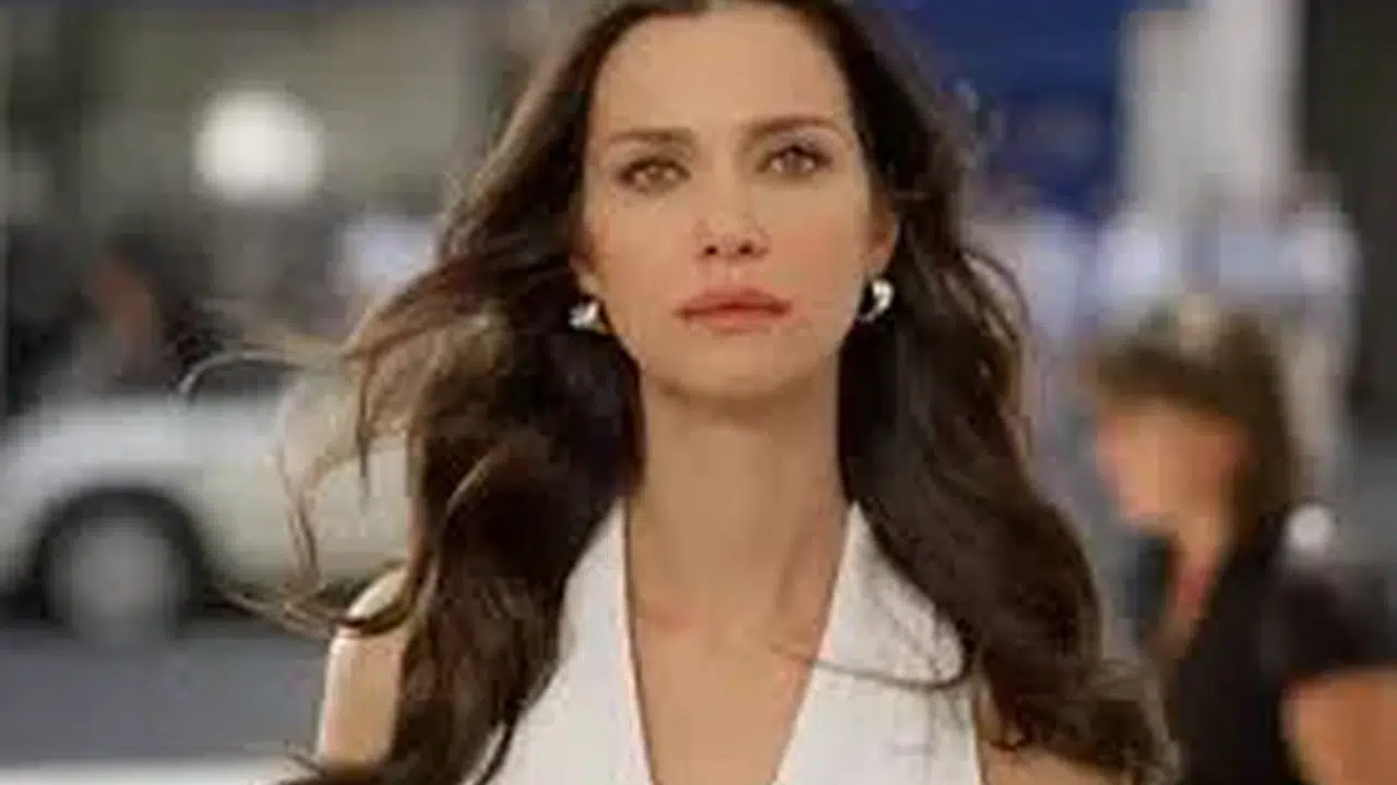 İrem Helvacıoğlu’ndan Duygusal Miras! Kızına Çocukluğunu Giydirdi