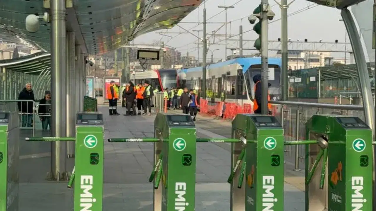 İstanbul'da raydan çıkan tramvay karşı yönden gelen tramvaya çarptı!