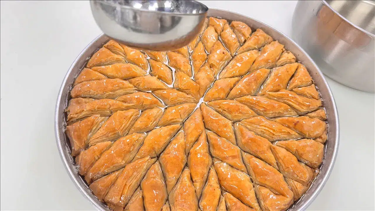BAKLAVA ŞERBETİ NE ZAMAN DÖKÜLÜR? Sıcak mı olmalı, soğuk mu olmalı, neden önemli, püf noktası nedir?