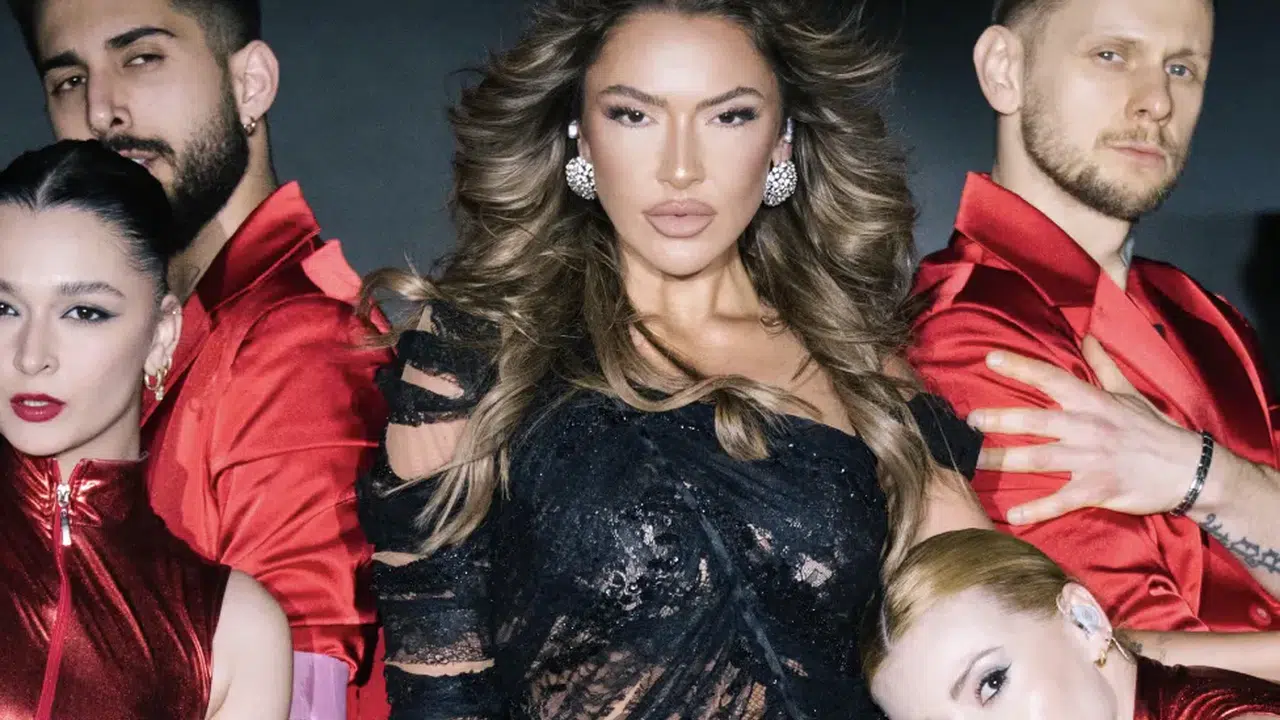 Hadise Kıbrıs’ta 2 bin kişiye konser verdi