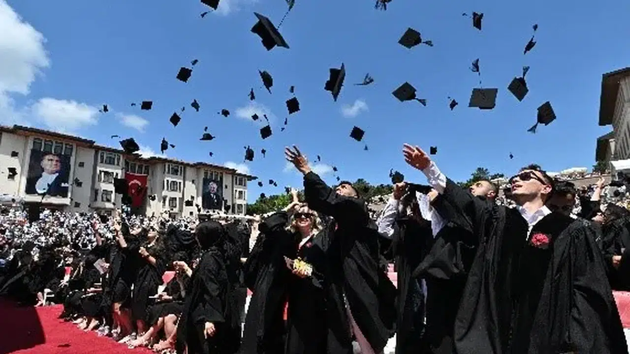 MEZUNİYET NE DEMEK! Mezun Olmak TDK Sözlük Anlamı ve Örnek Cümleler
