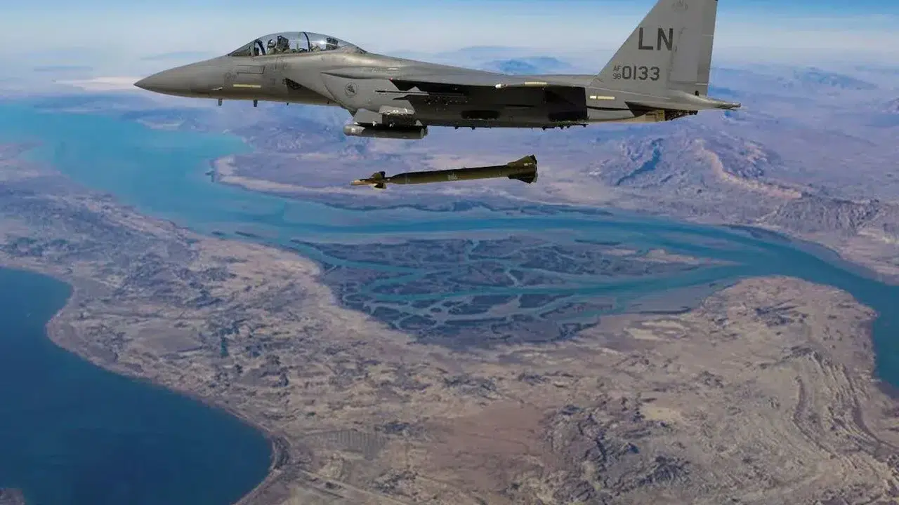 ABD HÜRMÜZ BOĞAZI’NDA İRAN FÜZE TESİSLERİNİ VURDU MU! sığınak delici bomba nedir, operasyon neden tek başına yapıldı?