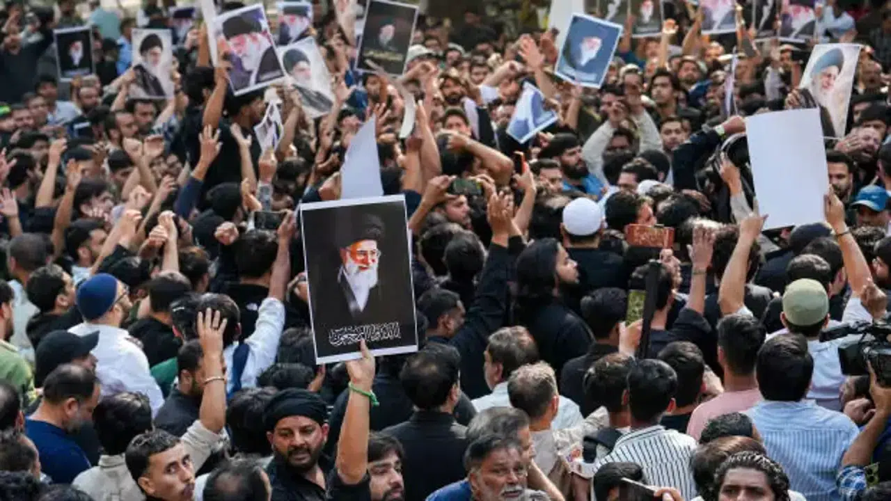 Pakistan’da Hamaney protestoları: Sokağa çıkma yasağı ilan edildi!