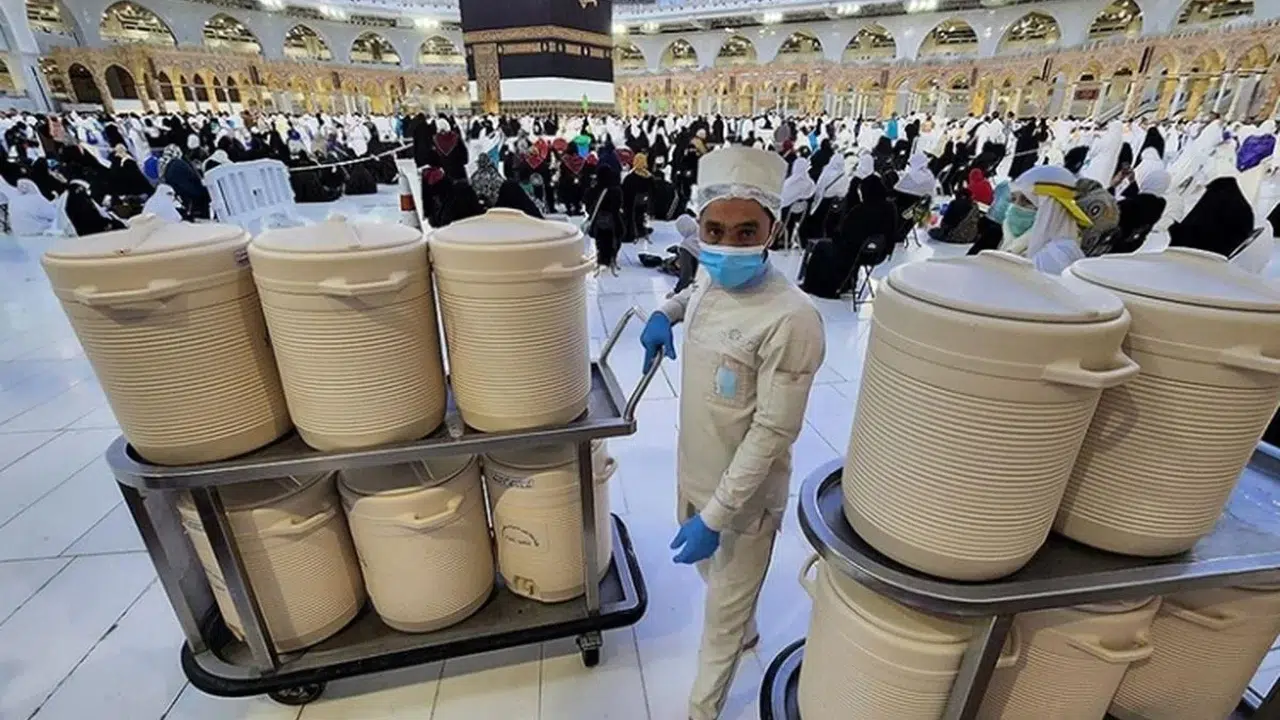 Zemzem Suyu İçme Adabı Nedir, Ayakta İçilir Mi Oturarak İçilir Mi, Hadislerde Zemzem Nasıl Geçiyor?