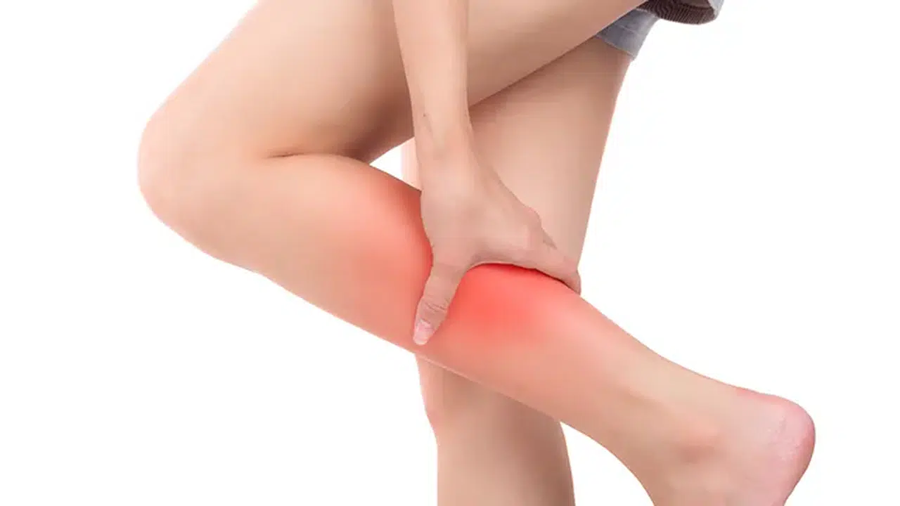 Bacakta Ağrı, Şişlik, Soğukluk ve Renk Değişimi Neden Olur, Bu Belirtiler Damar Tıkanıklığının İşareti Olabilir mi?