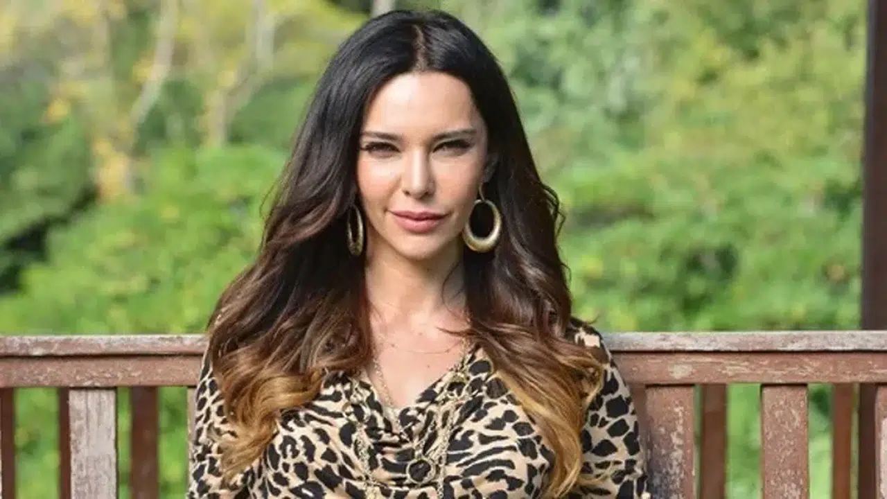 Hande Ataizi ortalığı karıştırdı! 'Kadın oyuncular kendine bakmıyor'