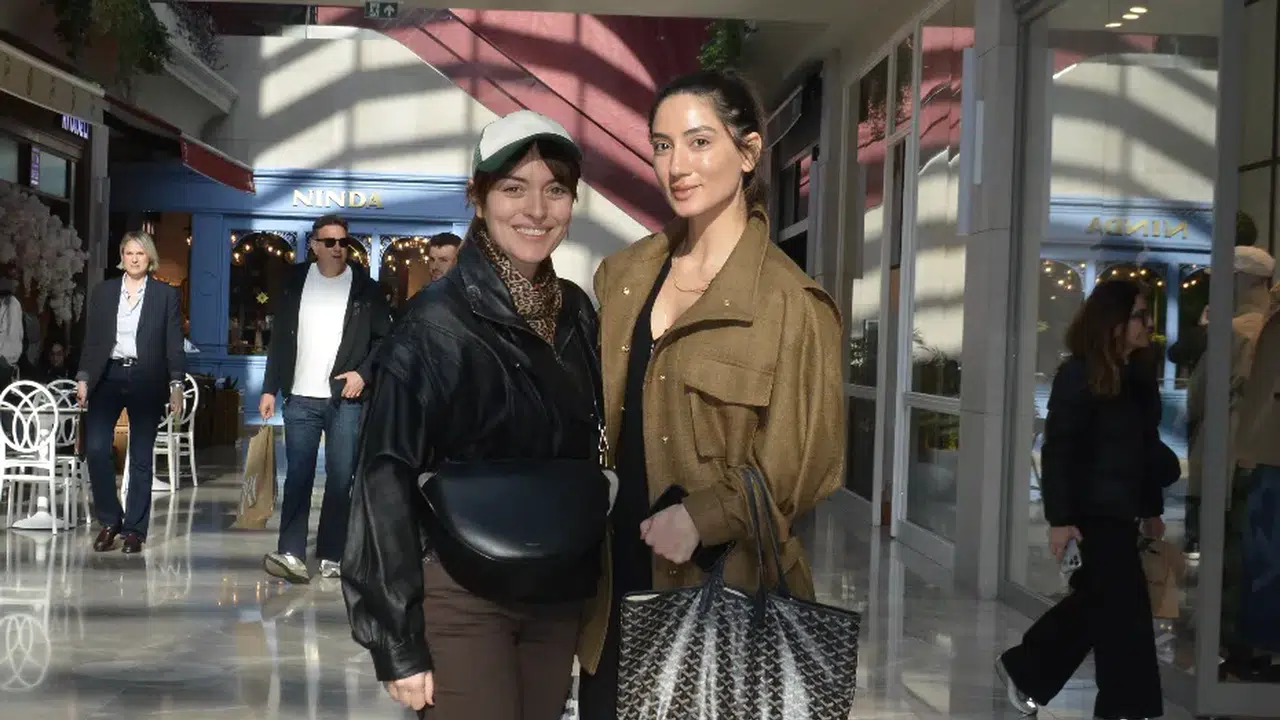 Ünlü oyuncudan samimi anlar: Ezgi Mola alışverişte görüntülendi